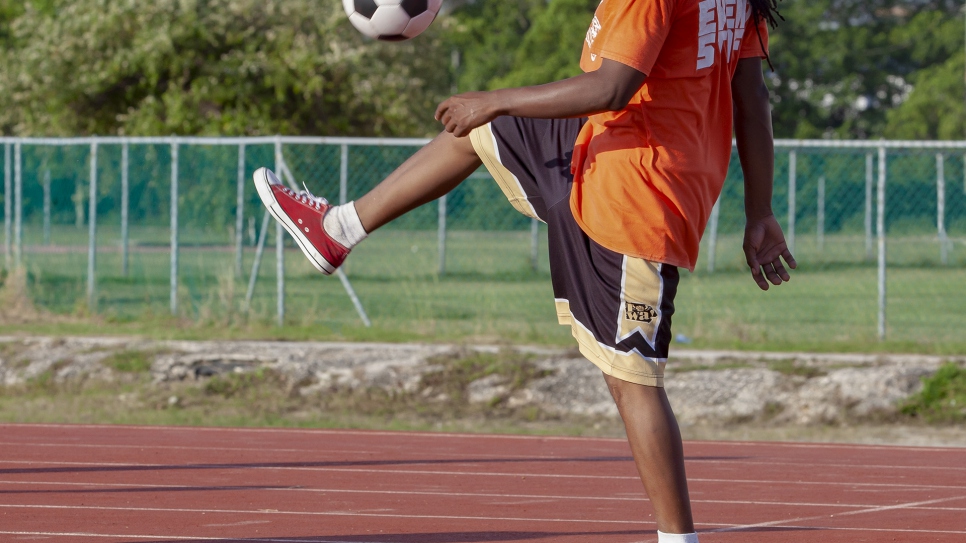 Un solicitante de asilo nicaragüense en Belice encuentra consuelo jugando al fútbol; este deporte les ha permitido a él y a su hermano hacer amistades en su nuevo hogar.