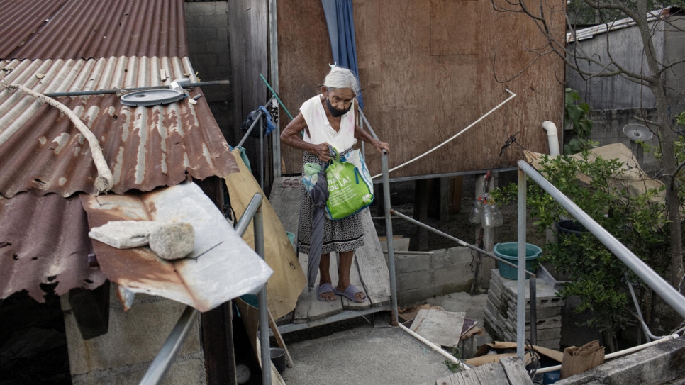 Quienes residen en Choloma, un vecindario en San Pedro Sula, como Ulda Zamora, una mujer de 88 años, suelen no contar con elementos para hacer frente a eventos climáticos extremos.