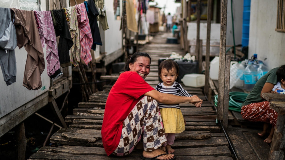 Una madre bajau junto a su hija en la ciudad de Zamboanga, Filipinas. Muchos nómadas del mar viven sobre el agua, en casas sobre pilotes.