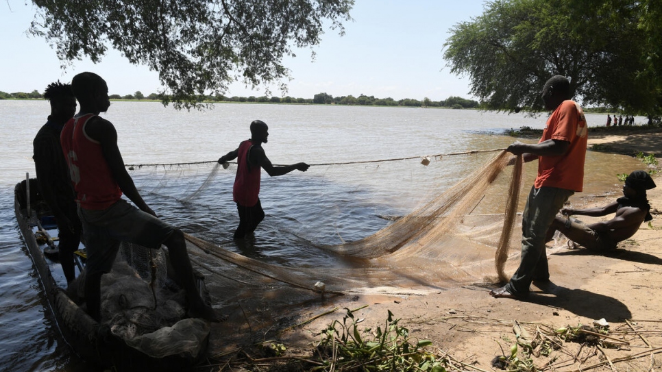Pescadores echan sus redes al río Logone, atravesado por miles de personas que huyen de los violentos enfrentamientos en el norte de Camerún a principios de agosto. 