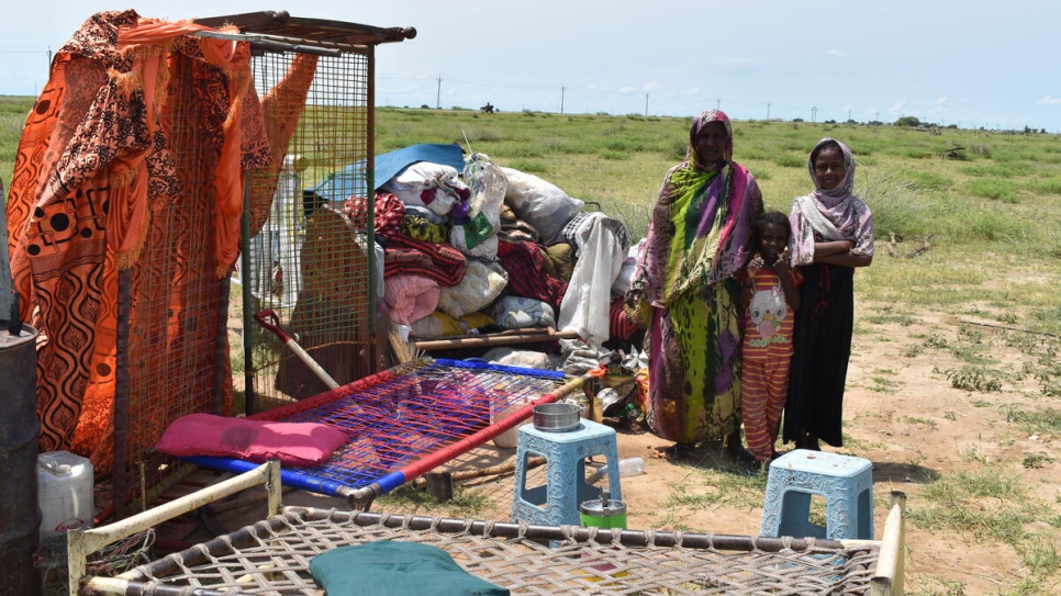 Una familia sudanesa desplazada por las inundaciones en el campamento de Alganaa con las pertenencias que rescataron.