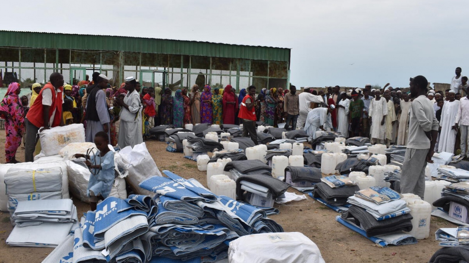 Las comunidades sudanesas afectadas por las recientes inundaciones reciben artículos de emergencia como láminas de plástico, mantas, sets de cocina y bidones.