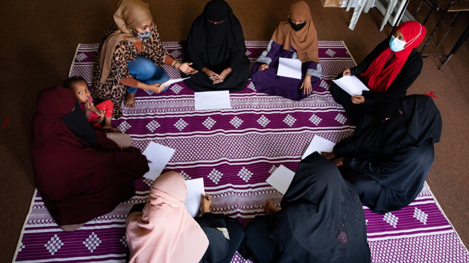Naima facilita una sesión grupal de apoyo entre mujeres refugiadas somalíes. Las sesiones permiten a las mujeres hablar de sus experiencias de violencia de género y fortalecerse mutuamente.