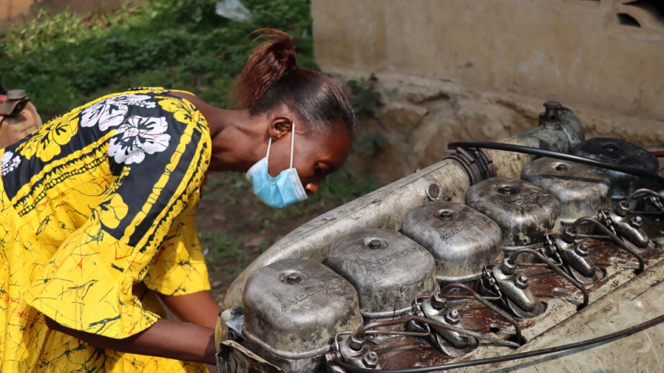 Therese* inspecciona el motor de un camión descompuesto en Kananga, República Democrática del Congo.