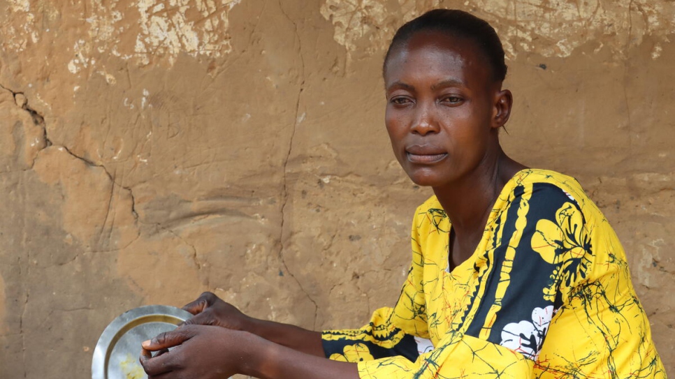 Therese* está sentada afuera de su casa en Kananga, República Democrática del Congo.