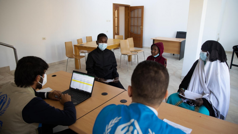 El personal de ACNUR en Trípoli asesora a la solicitante de asilo sudanesa Zahra y a su familia antes de partir a Italia.