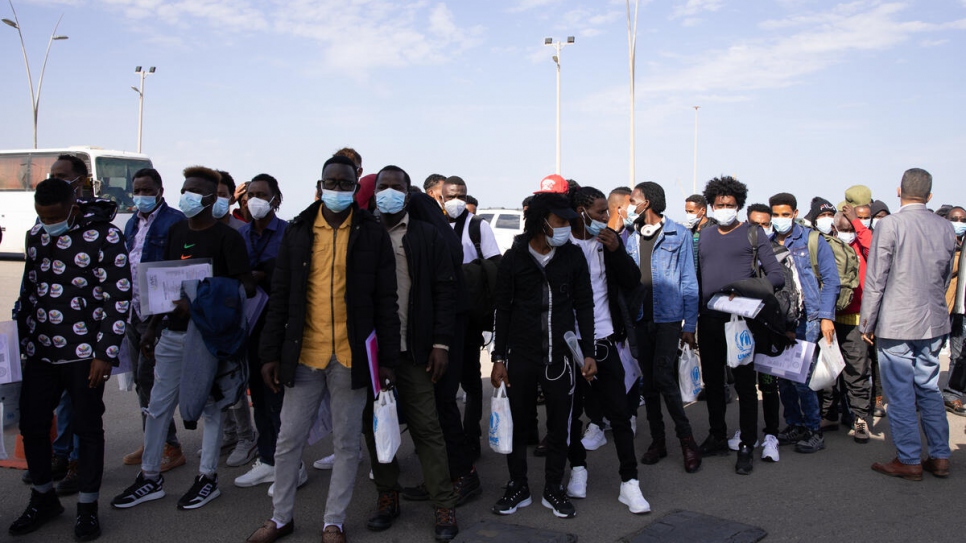 Solicitantes de asilo esperan para entrar al aeropuerto de Trípoli antes de abordar su vuelo a Roma.