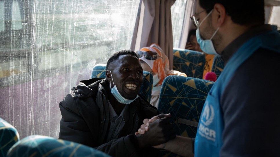 Osman, un solicitante de asilo sudanés, se despide de un miembro del personal de ACNUR de camino al aeropuerto de Trípoli.