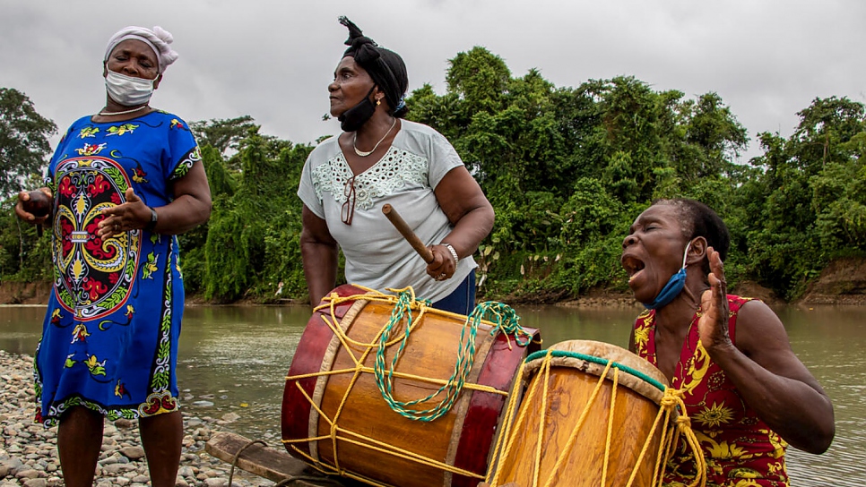 Tía Gachita está formada por afroecuatorianas y refugiadas afrocolombianas, y utiliza los ritmos tradicionales y las canciones para luchar contra la violencia de género.