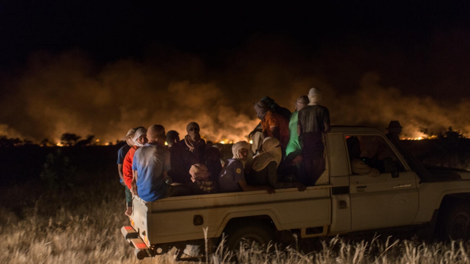 Después de tres horas de conducir a través de la selva mauritana en camionetas, la Brigada de Bomberos de Refugiados llega al lugar del incendio.