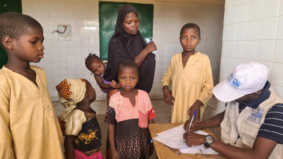 Personal de ACNUR registra a personas refugiadas nigerianas en Bangui, un pueblo del Departamento de Madaoua en la región de Tahoua, Níger.