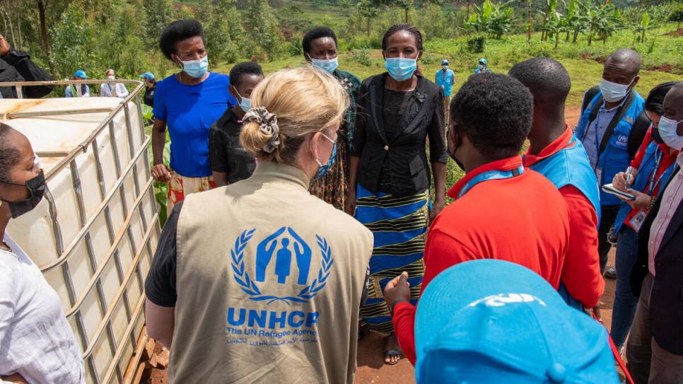 La Alta Comisionada Adjunta de la ONU para los Refugiados, Kelly Clements, conversa con la refugiada congoleña Clementine Bugenimana en Misizi, Ruanda. Clementine se encuentra entre las personas refugiadas y la comunidad de acogida que cultivan en el campamento de refugiados de Mugombwa.