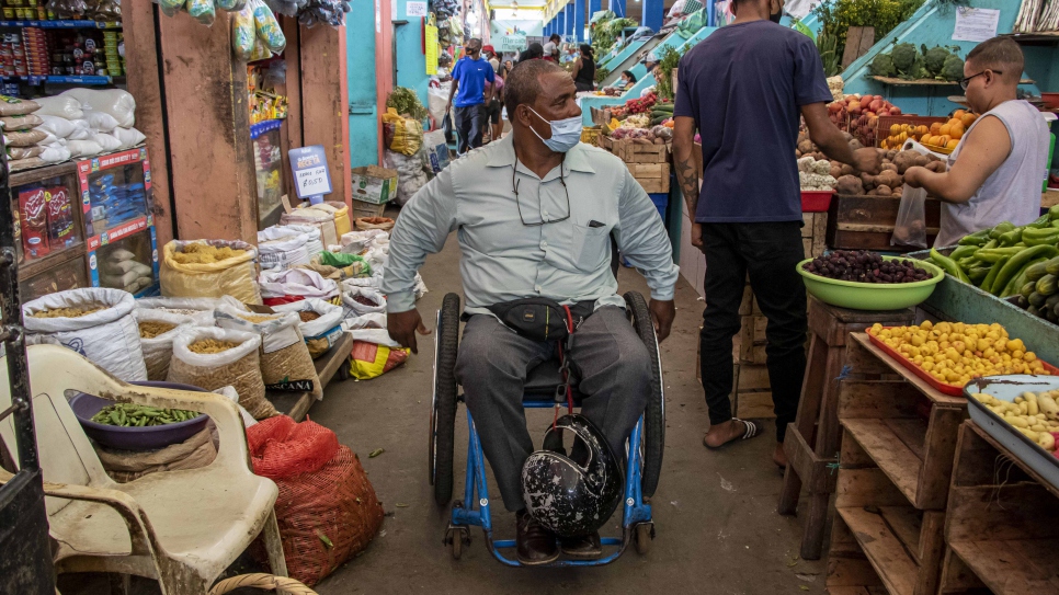 Omar se mueve por el mercado municipal de Esmeraldas, a donde suele acudir para comprar la materia prima que vende en su tienda de barrio.