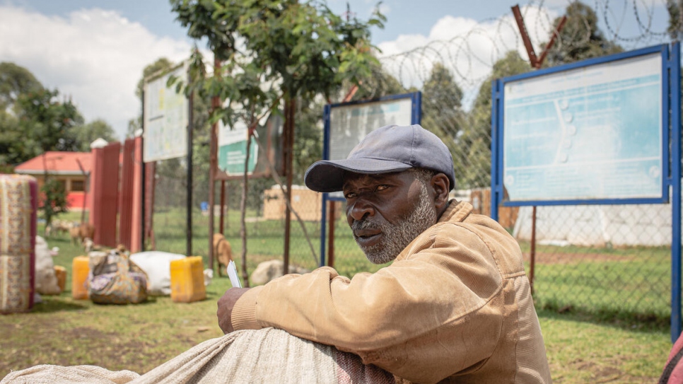 Mongera Bahiira, de 60 años, descansa en el centro de tránsito de Nyakabande en Kisoro, Uganda, luego de huir de la violencia en el este de la RDC.