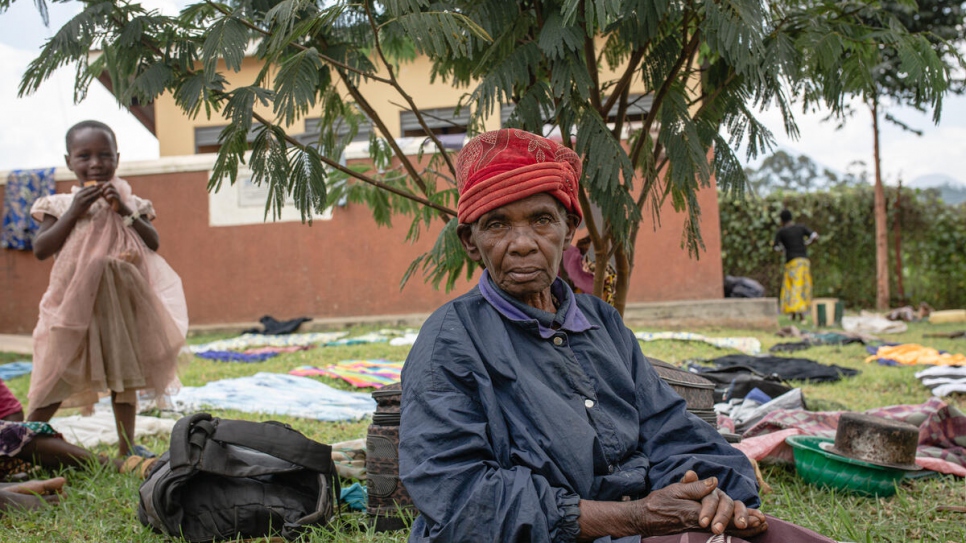 Alivera Nyamakabambelle, de 84 años, descansa en el centro de tránsito de Nyakabande en Kisoro, Uganda, luego de huir de la violencia en el este de la RDC.