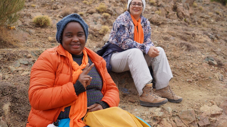 Valérie (izquierda), una refugiada de Camerún de 28 años, tuvo que recorrer largas distancias en el trayecto a Marruecos en 2019.