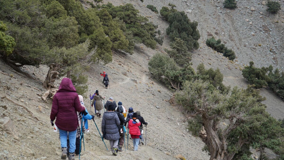 El grupo se abre paso por los rocosos y escarpados senderos que atraviesan el Monte Tuqbal, la montaña más alta en el norte de África.