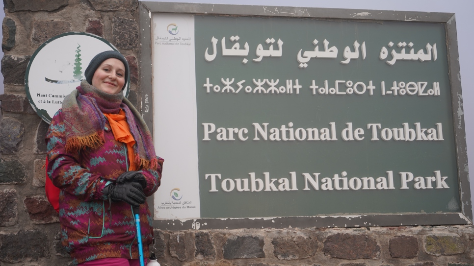 Hanin (24 años), refugiada siria y estudiante de medicina, en la entrada del Parque Nacional de Tuqbal, en la Cordillera del Atlas, Marruecos.