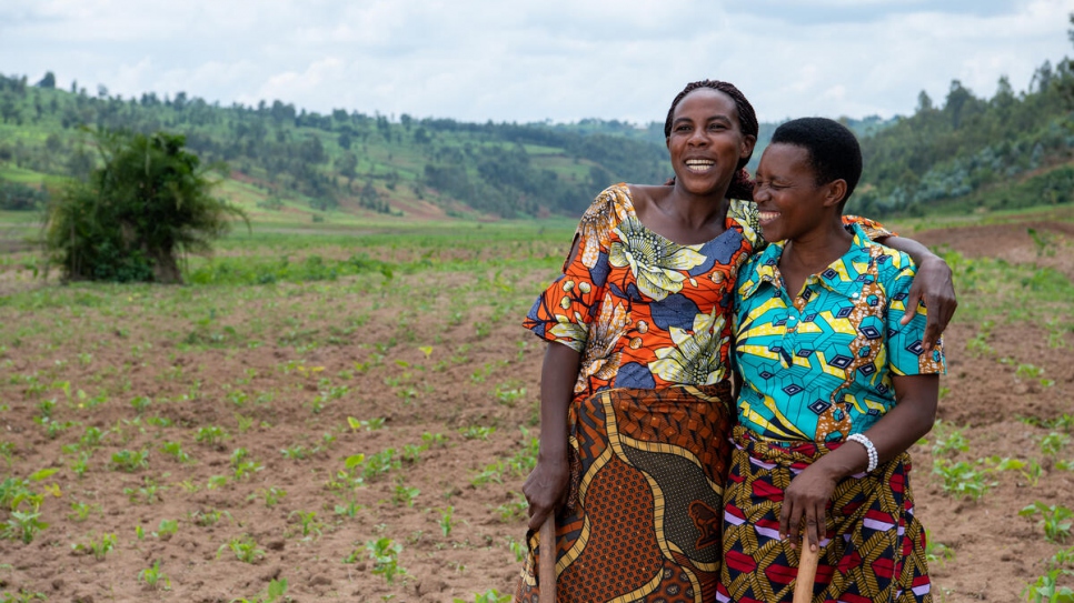 Clementine (izquierda), refugiada congolesa, con su mejor amiga, Yasinne, en los campos de Misizi, en Ruanda.