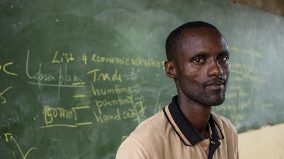 Moïse Ntariteka, profesor de inglés y refugiado burundés, en su salón de clases en la escuela G.S. Paysannat en el campamento de refugiados de Mahama, en Ruanda.