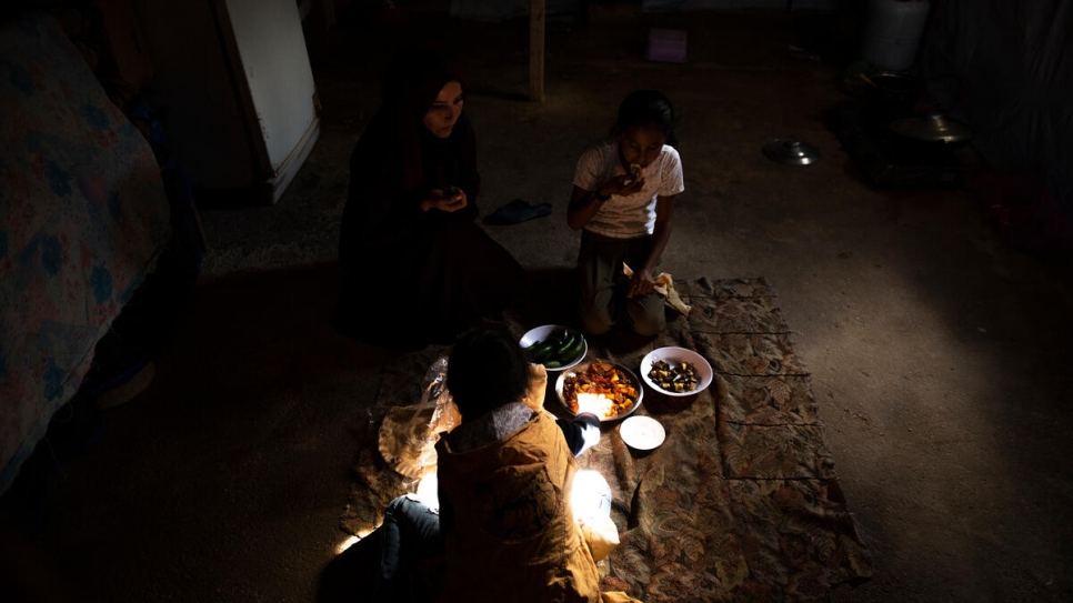 Majida y sus hijas comparten un almuerzo de pan y verduras.
