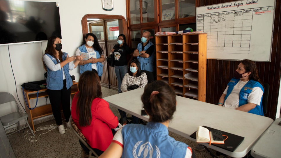 Algunas veces, los profesores de Honduras se ven forzados a huir de sus comunidades debido a las amenazas que reciben.