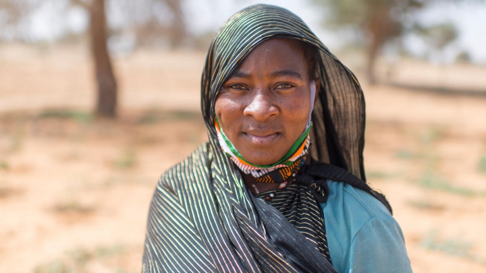 Rabi Saley, de 35 años, huyó de Malí tras los ataques a su ciudad natal, y encontró seguridad en Ouallam, Níger, donde trabaja en una huerta con otras mujeres refugiadas, desplazadas y locales.