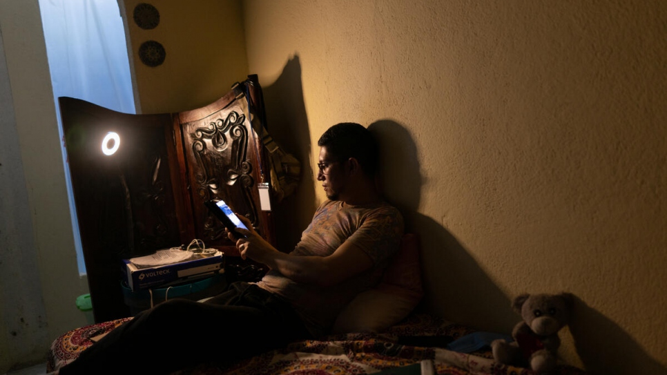 Óscar*, solicitante de asilo de Nicaragua, lee en una tableta que utiliza para las clases de desarrollo profesional.