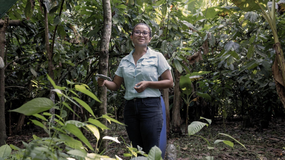 Dara Argüello recorre la plantación de cacao de Vicenta, cuidando los árboles y buscando vainas maduras.