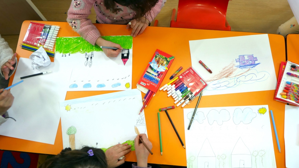 Niños sirios refugiados en Turquía dibujan imágenes de cómo imaginan su país de origen.