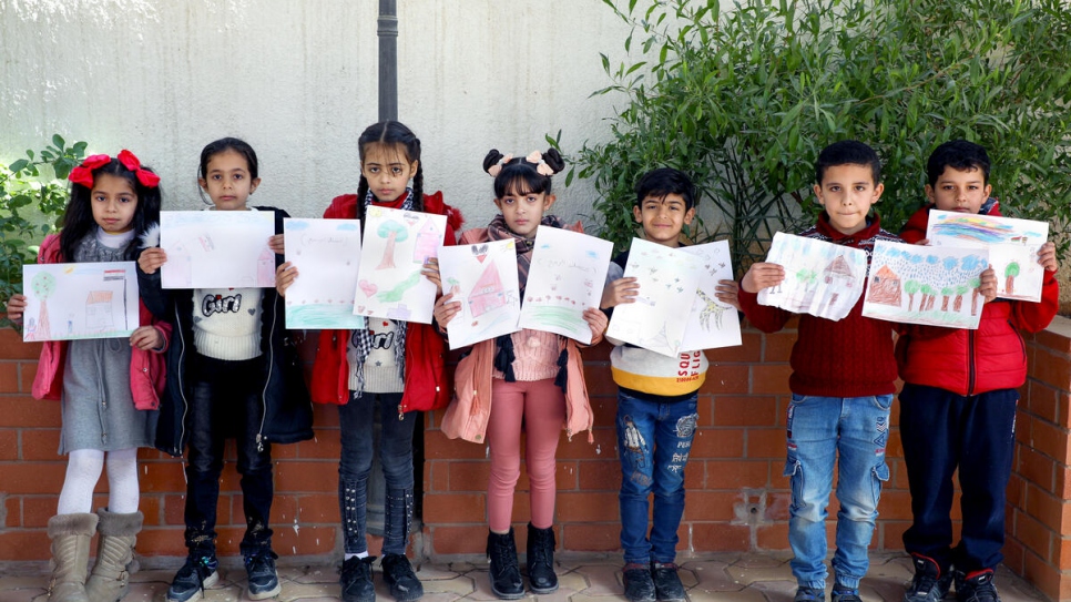 (De izquierda a derecha) Marah (9), Mais (7), Noora (10), Sajida (9), Aous (7), Ahmed (8), Ahmed (8) en un centro comunitario de Madaba, Jordania.