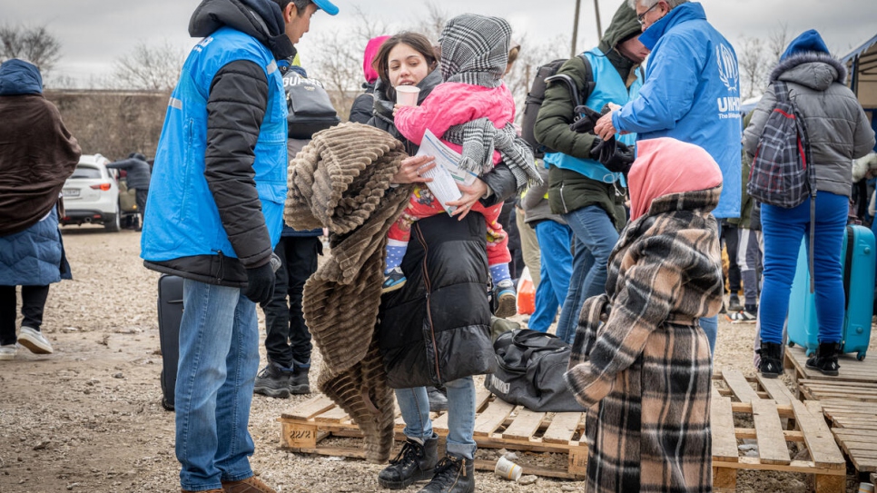 El personal de ACNUR está siempre disponible para proporcionar información y brindar apoyo a las personas refugiadas que van a Rumanía.