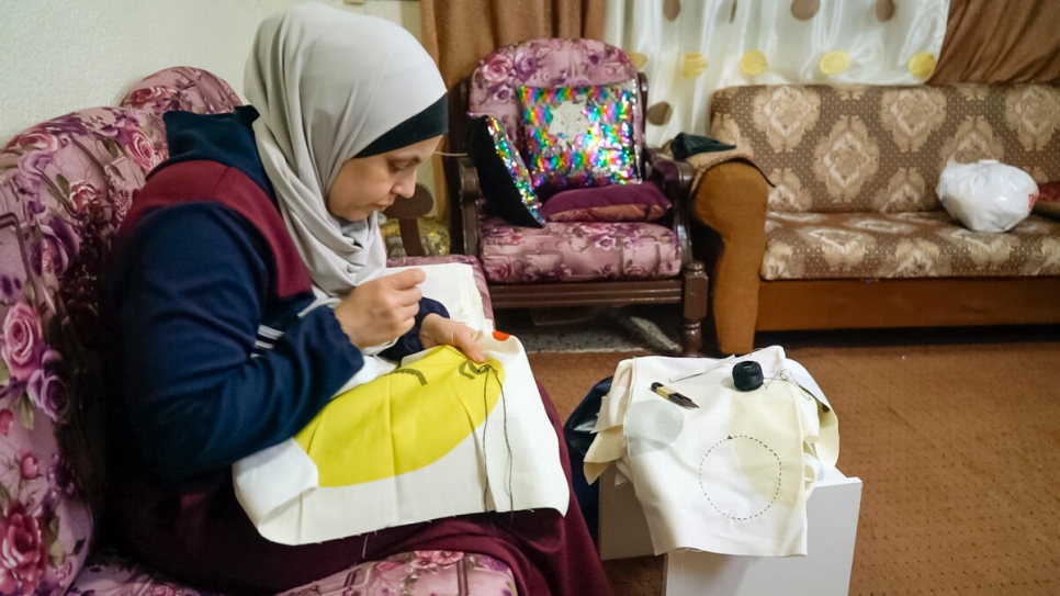 Zuzan Mustafa, mujer de 36 años originaria de Alepo, Siria, huyó a Jordania junto con su esposo y tres hijos. Emplea sus habilidades manuales para ayudar a su esposo a sostener a la familia.