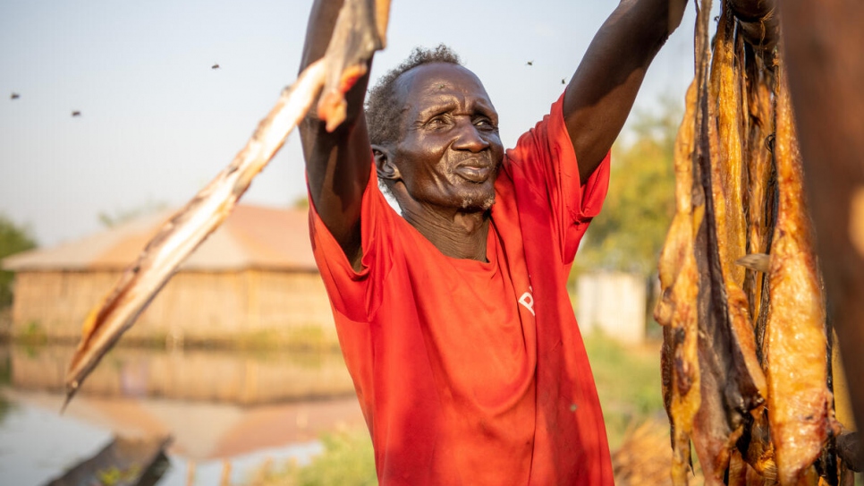 Kai, de 80 años, ahora alimenta a su familia y se gana la vida pescando, lo que conserva colgando al sol fuera de su casa.