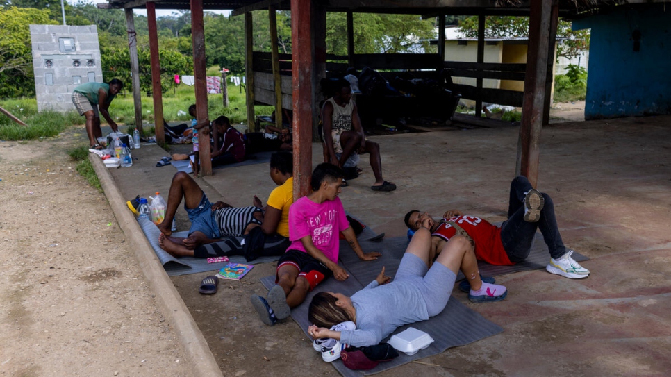 Personas de Venezuela descansan en el Centro de Recepción de Lajas Blancas, al sur de Panamá, tras cruzar el Tapón del Darién, una de las rutas más peligrosas en el mundo para las personas refugiadas y migrantes.
