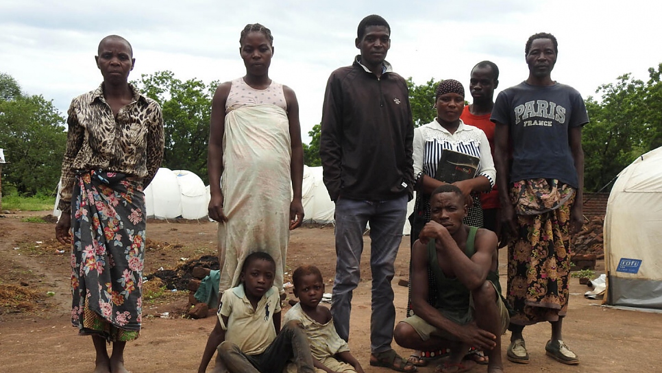 Chakuamba Muliri, de 65 años (extremo derecho), su esposa Christina, de 58 años (extremo izquierdo), y su familia huyeron de la provincia mozambiqueña de Zambezia después de que la tormenta tropical Ana destruyera su casa.