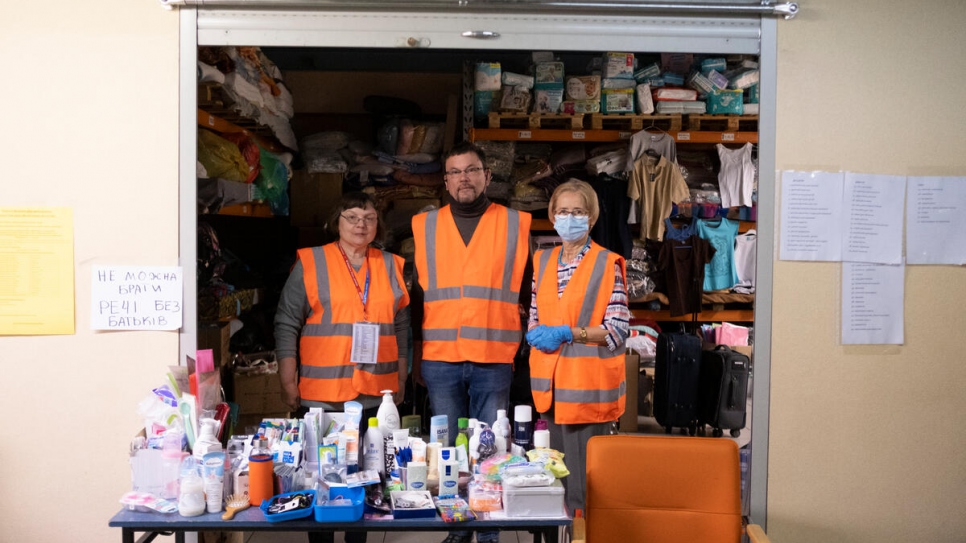 Personas voluntarias junto a artículos donados para los refugiados, en un edificio en Rzeszów que se convirtió en un albergue con 500 camas.