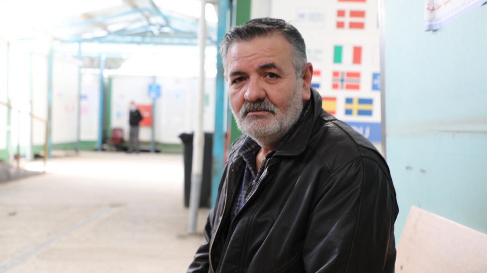 Mahmoud, refugiado sirio de 53 años, en el centro de registro de ACNUR en Amán, Jordania.