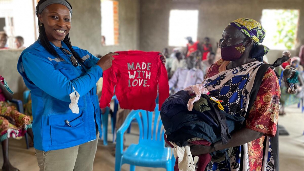 La Representante Adjunta de ACNUR, Juliette Murekeyisoni (a la izquierda), distribuye la ropa donada en Yei, Sudán del Sur.