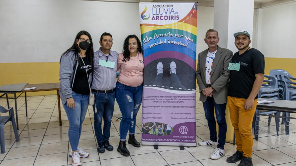 Yeraldine con otros activistas para los derechos de las personas LGBTIQ+ en un taller en Quito, Ecuador.