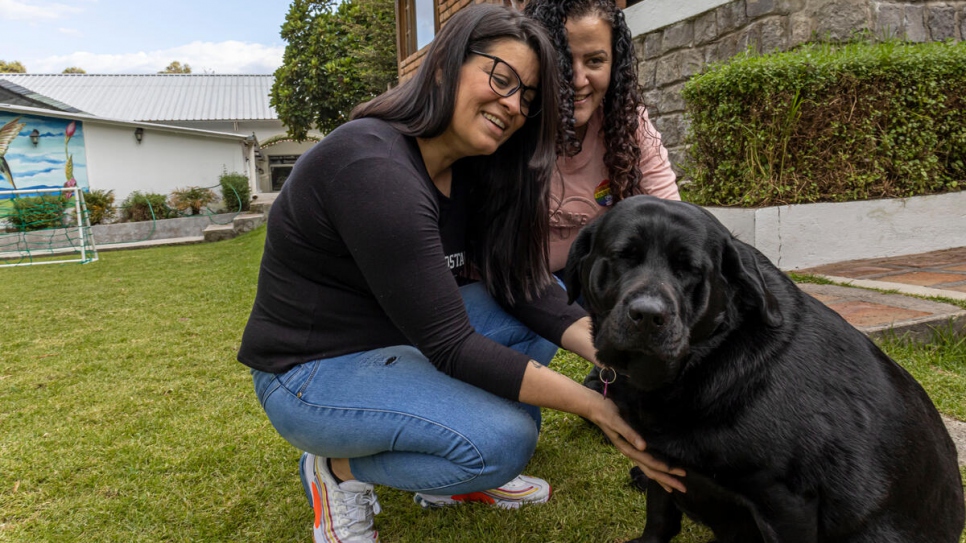 Zailet (izq.) y Yeraldine juegan con un perro en el hotel de Quito donde ambas trabajan.