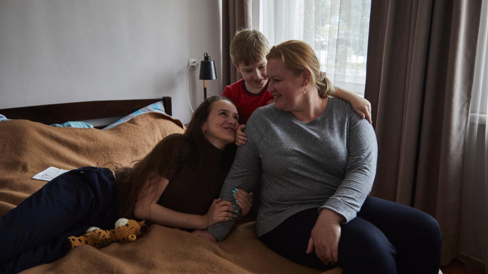 Daria con su madre Olga, de 42 años, y su hermano pequeño Sergey, de 7, en el dormitorio de su alojamiento.