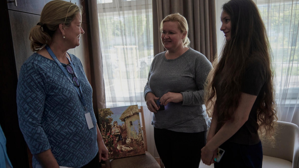 Daria y su madre se reúnen con la Alta Comisionada Adjunta del ACNUR, Kelly T. Clements, durante su reciente visita a Moldavia.