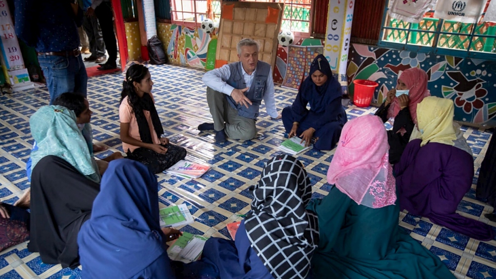 El Alto Comisionado de la ONU para los Refugiados, Filippo Grandi, se reunió con un grupo de chicas que asisten a un club de adolescentes.