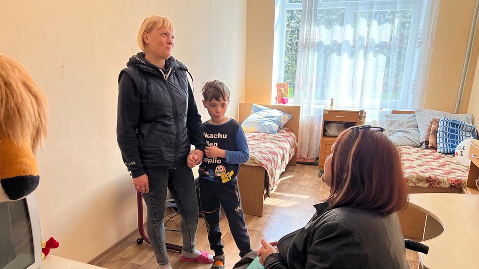 Tetiana habla con Maryna y su hijo Illia, de 8 años, quienes encontraron alojamiento en el centro de rehabilitación de Velykyi Bereznyi tras huir de Sievierodonetsk.