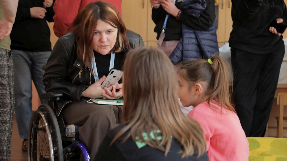 Tetiana Barantsova habla con familias que tienen hijos con discapacidad en el centro de rehabilitación de Svaliava.