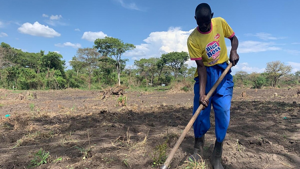 Odong Anthony cava la tierra en los terrenos cultivados por el colectivo agrícola Can-Coya.