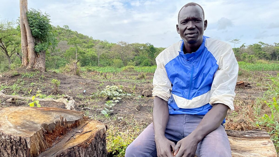 Mwaka Paul, un refugiado retornado de 33 años, descansa luego de limpiar la tierra para poder cultivarla.