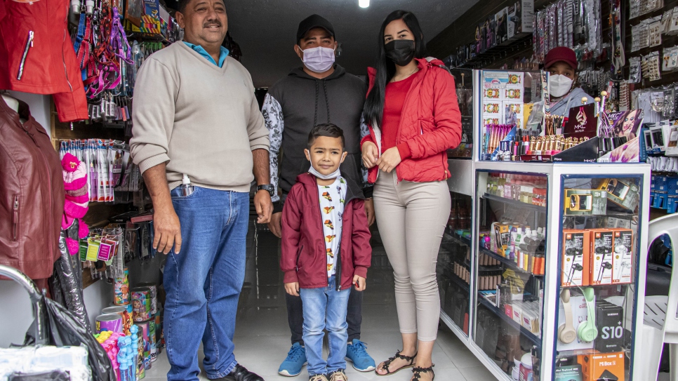 Eduardo Realza (izquierda), venezolano de 52 años, pudo abrir su tienda familiar en Tabacundo, Ecuador, gracias a los micro préstamos que recibió de la caja de ahorros El Cayambeño.