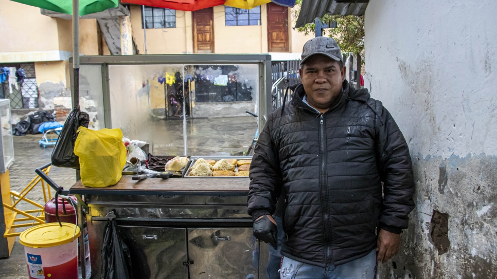 Luis Martínez, colombiano de 51 años, recibió de la caja de ahorros El Cayambeño dos microcréditos con los que pudo comprar el carrito en el que vende arepas de choclo en las calles de Cayambe, Ecuador.